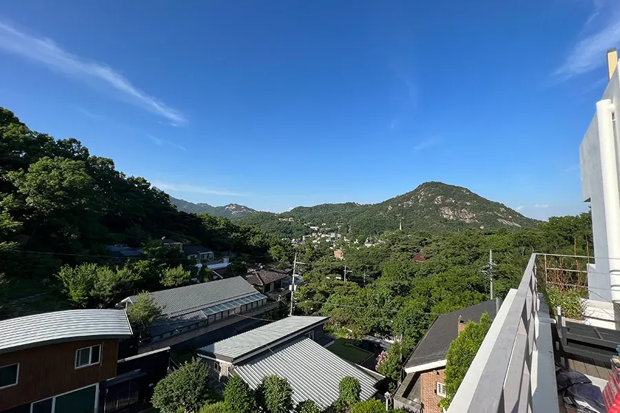 테라스에서 바라본 산세 전망, 필름 시공 후에도 그대로 유지된 청명한 조망
