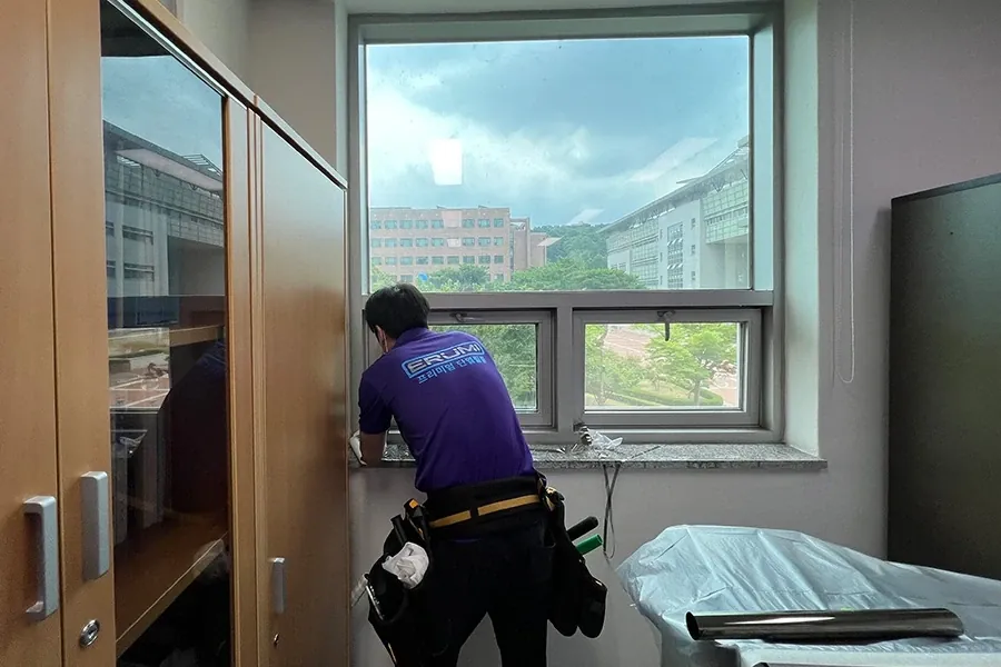 부천 사무공간 창가 단열필름 마감 시공