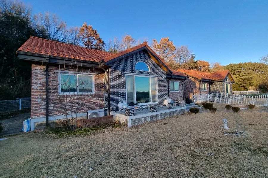 천안 전원주택 측면 외관과 거실 통창