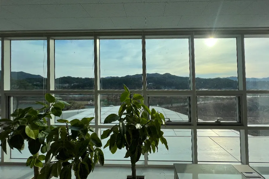 시공 전 실내로 직사광선이 그대로 들어와 역광과 눈부심이 심한 모습