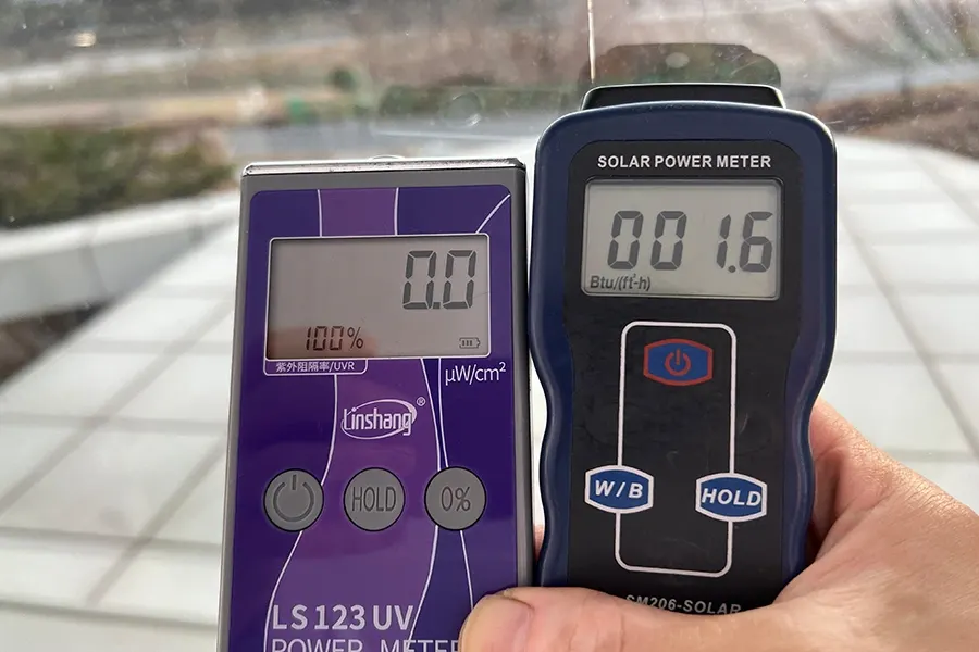 시공 후 측정기로 확인한 자외선 0.0, 태양열 1.6 수치, 차단율 100%