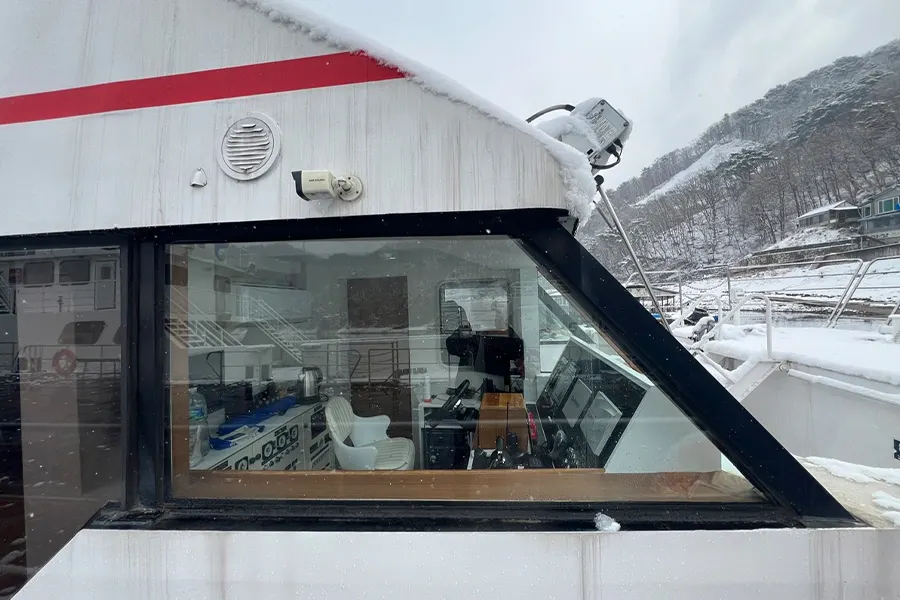 시공 전 조타실 측면 창문에서 보이는 내부 조타 장비