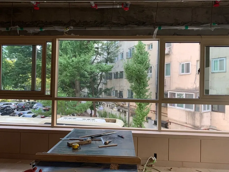 서대문 관공서 청사 창문 단열필름 시공 전 실내