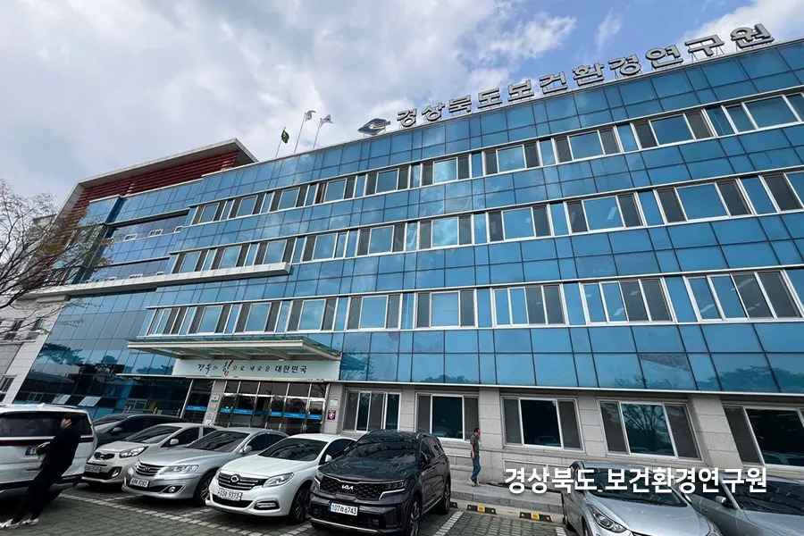 시공이 완료된 연구원 건물 외관 전경, 파란빛 반사가 고르게 나타나는 커튼월