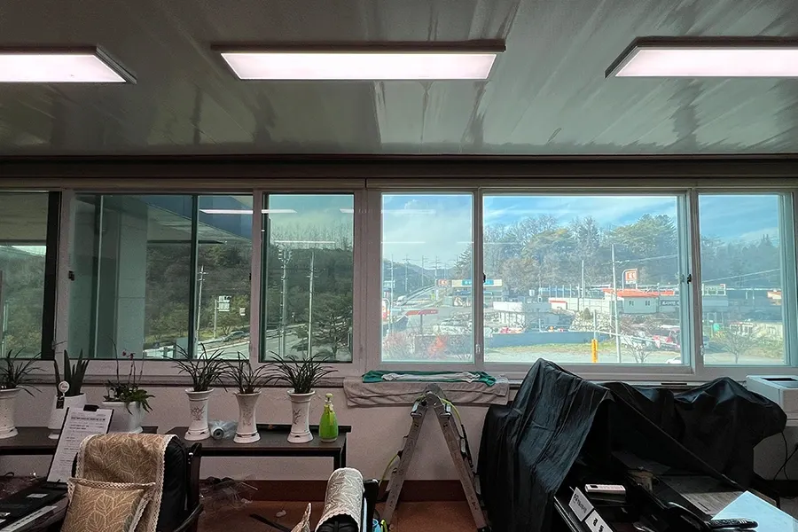 시공 전 사무공간, 창가에 고소 작업대와 보양재가 준비된 모습